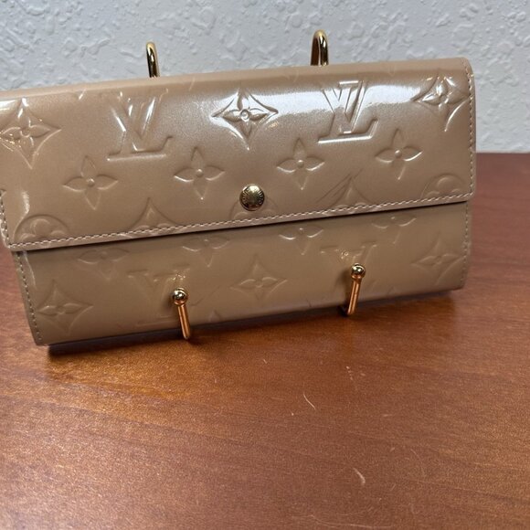 Authentic Louis Vuitton Vernis Beige Porte Long Bifold Wallet - Picture 1 of 13
